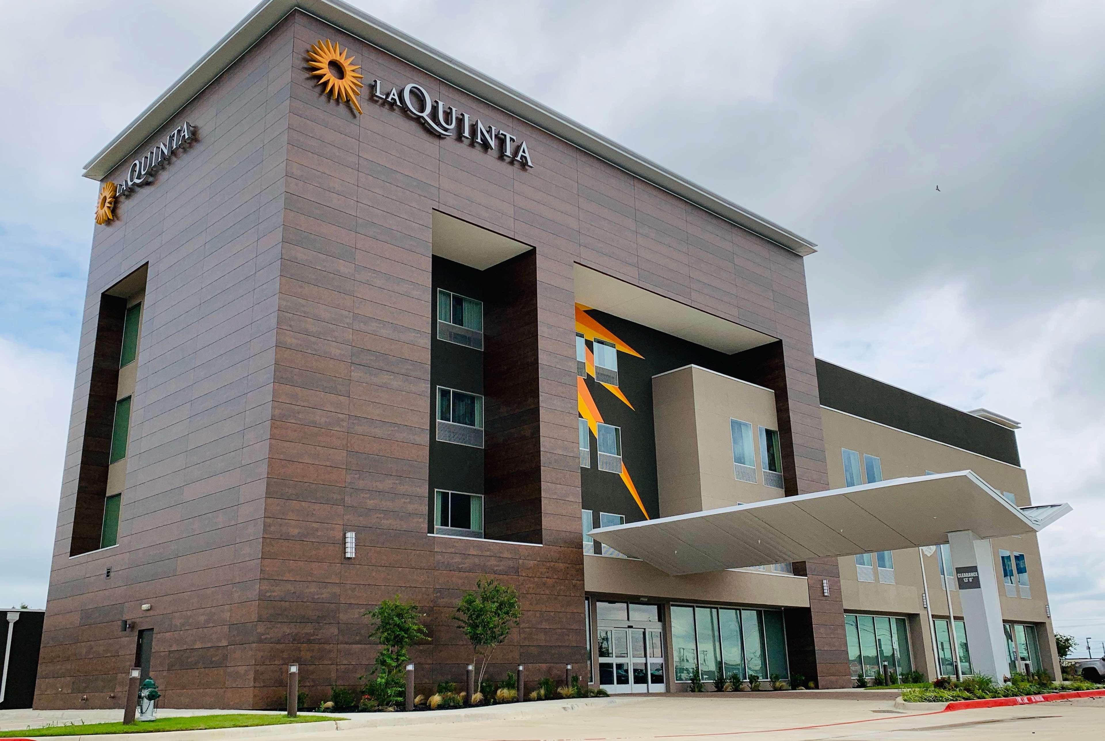 La Quinta Inn & Suites By Wyndham - Red Oak Tx Ih-35E エクステリア 写真