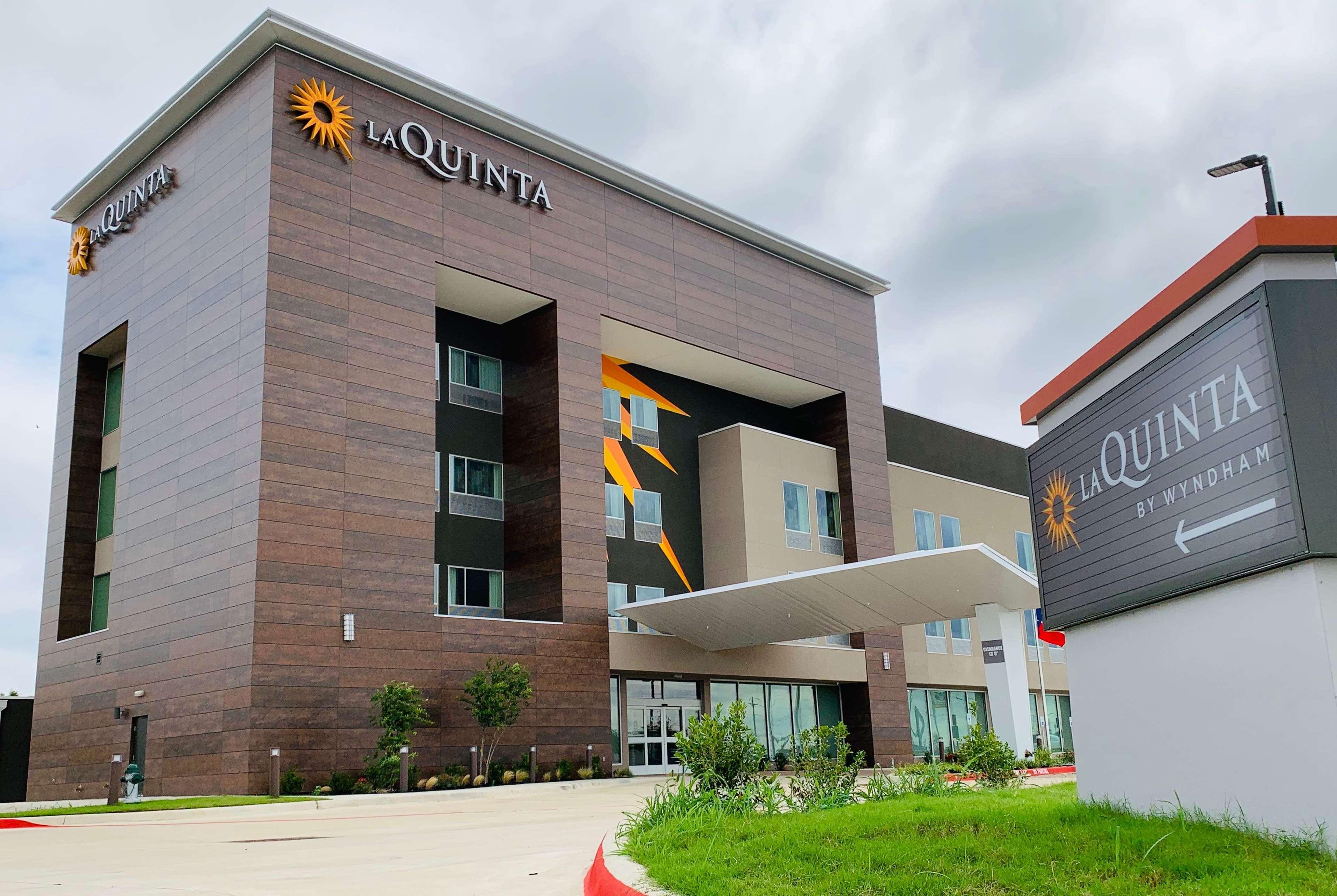 La Quinta Inn & Suites By Wyndham - Red Oak Tx Ih-35E エクステリア 写真