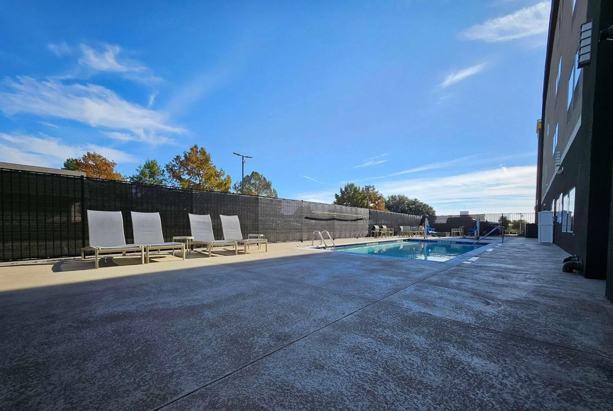 La Quinta Inn & Suites By Wyndham - Red Oak Tx Ih-35E エクステリア 写真